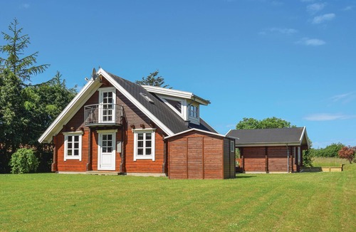 Østerskov House | Stunning home in Humble with sauna