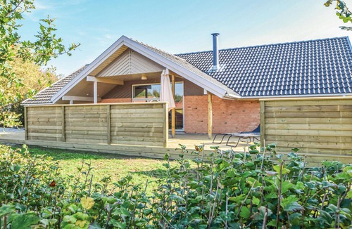 Pøt Strandby House | Stunning home in Juelsminde with sauna