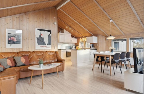 Pøt Strandby House | Stunning home in Juelsminde with sauna