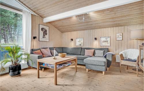 Skødshoved Strand House | Stunning Home In Knebel With Sauna