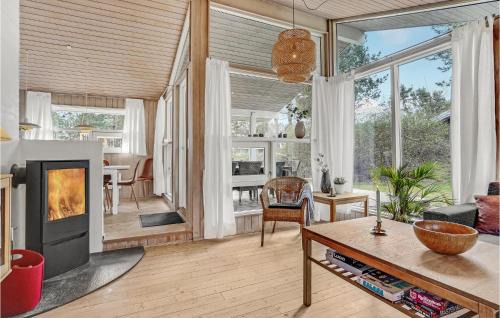 Skødshoved Strand House | Stunning Home In Knebel With Sauna