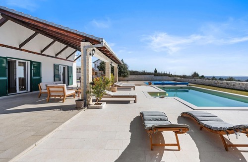 Velim House | Stunning home in Krkovic