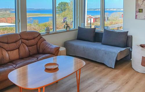 Hjarbæk House | Stunning Home In Løgstrup With Wifi