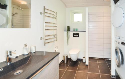 Hjarbæk House | Stunning Home In Løgstrup With Kitchen