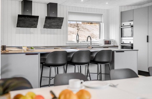 Hjarbæk House | Stunning home in Løgstrup with kitchen