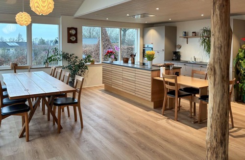Hjarbæk House | Stunning home in Løgstrup with WiFi