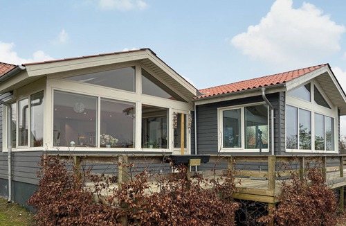 Hjarbæk House | Stunning home in Løgstrup with WiFi