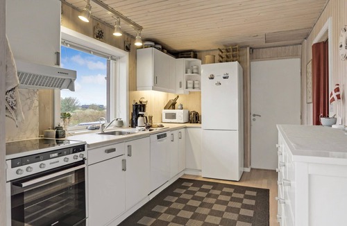Grønhøj House | Stunning home in Løkken with kitchen