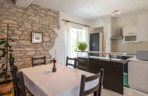 Filipana House | Stunning home in Marcana