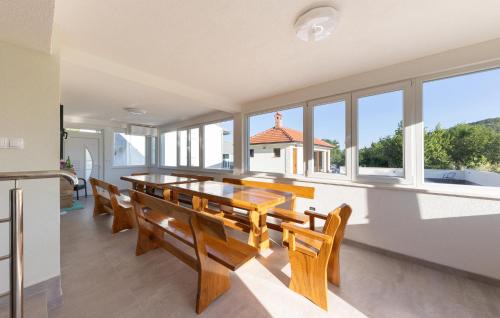 Neoric House | Stunning Home In Muc Gornji
