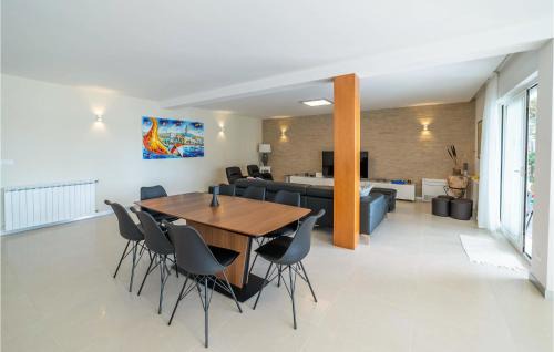 Okrug Gornji House | Stunning Home In Okrug Gornji