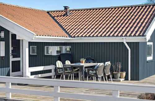 Jørgensø House | Stunning home in Otterup with kitchen