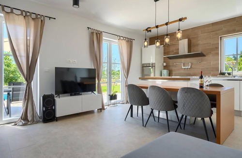 Kastel House | Stunning home in Paldigija