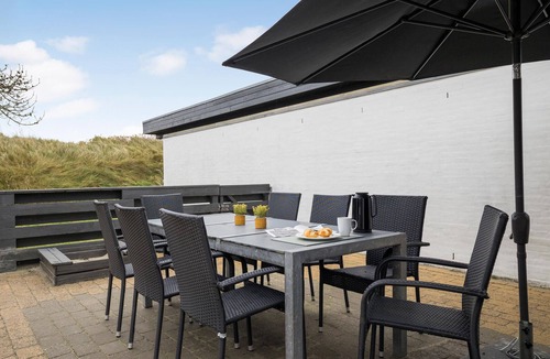 Pandrup House | Stunning home in Pandrup with kitchen