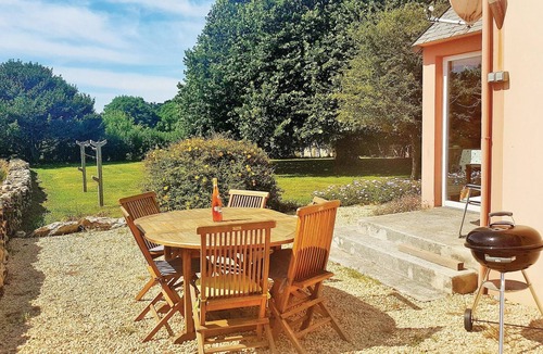 Plogoff House | Stunning home in Plogoff with kitchen