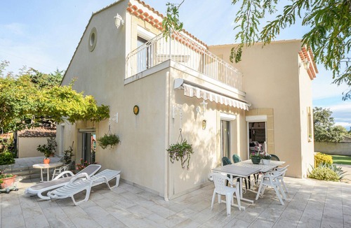Pujaut House | Stunning home in Pujaut with kitchen