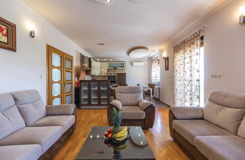 Prolozac House | Stunning home in Ricice