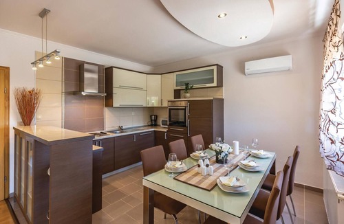 Prolozac House | Stunning home in Ricice