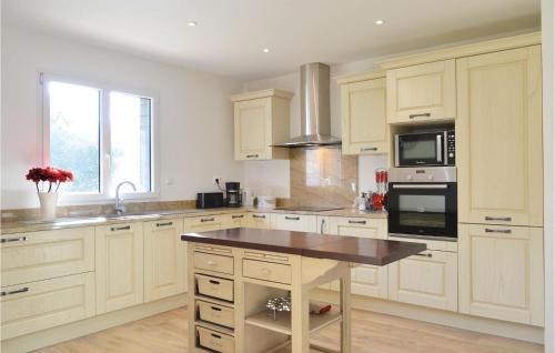 Saint-Denoeux House | Stunning Home In Saint-Denoeux