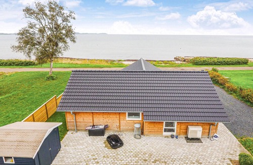 Grønninghoved Strand House | Stunning home in Sjølund