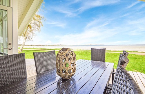 Grønninghoved Strand House | Stunning home in Sjølund