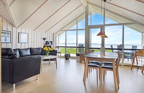Grønninghoved Strand House | Stunning home in Sjølund