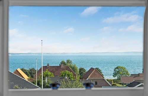 Grønninghoved Strand House | Stunning home in Sjølund with kitchen