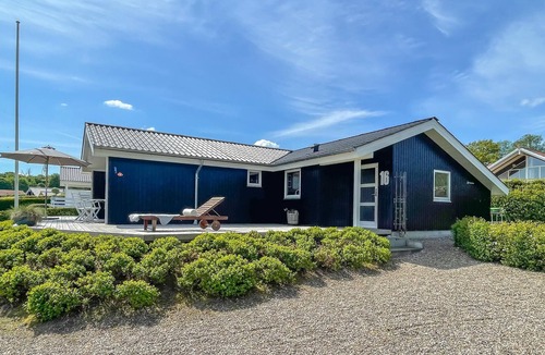 Grønninghoved Strand House | Stunning home in Sjølund with kitchen