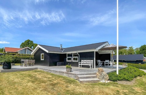 Grønninghoved Strand House | Stunning home in Sjølund with kitchen
