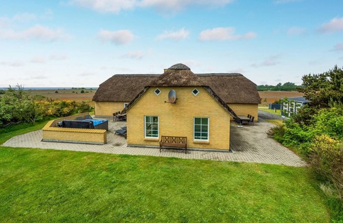 Skjern House | Stunning home in Skjern with kitchen