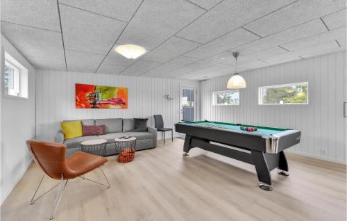 Skjern House | Stunning Home In Skjern With Kitchen