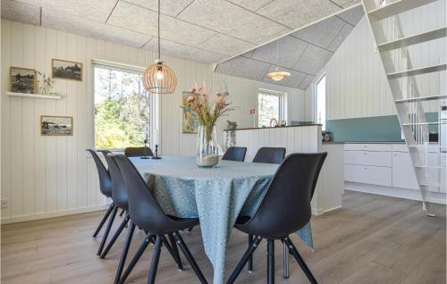 Skjern House | Stunning Home In Skjern With Kitchen