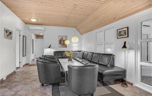 Skjern House | Stunning Home In Skjern With Kitchen