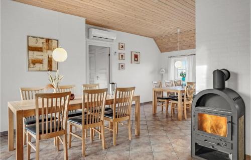 Skjern House | Stunning Home In Skjern With Kitchen