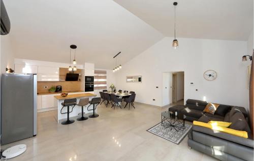 Starigrad House | Stunning Home In Starigrad Paklenica