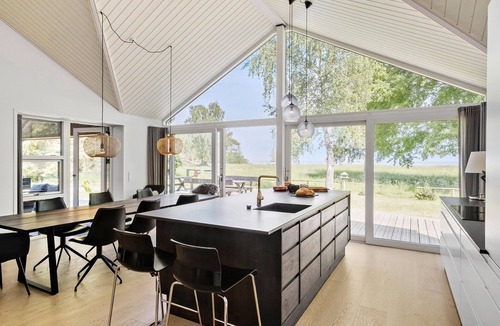Strøby Ladeplads House | Stunning home in Strøby with house sea view