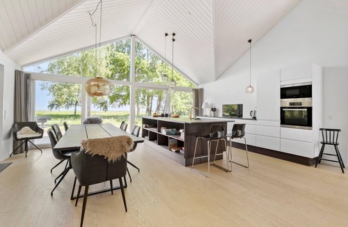 Strøby Ladeplads House | Stunning home in Strøby with house sea view