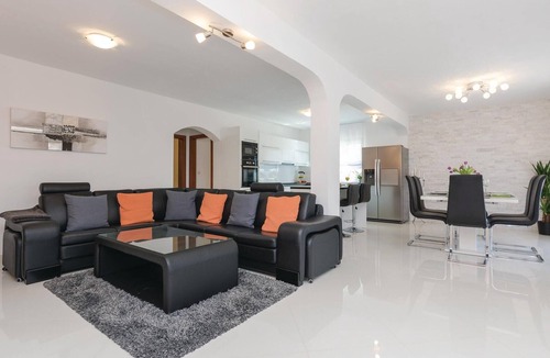 Suhovare House | Stunning home in Suhovare