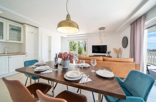 Sumartin House | Stunning home in Sumartin