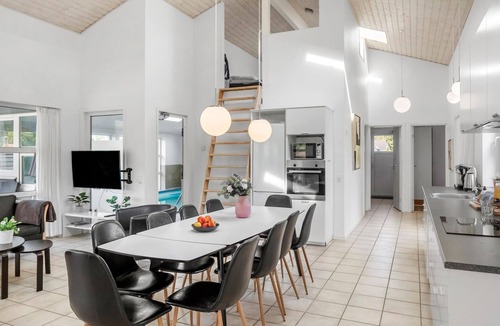 Marielyst House | Stunning home in Væggerløse with WiFi