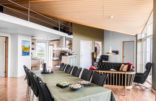 Vinderup House | Stunning home in Vinderup with kitchen