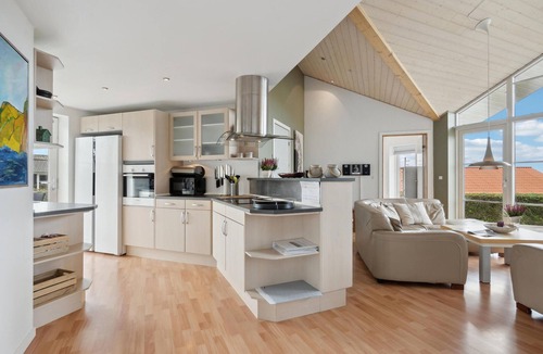 Vinderup House | Stunning home in Vinderup with kitchen