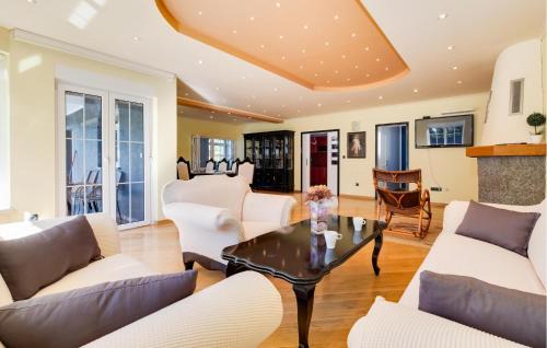 Kraljevec Sesvetski House | Stunning Home In Vurnovec