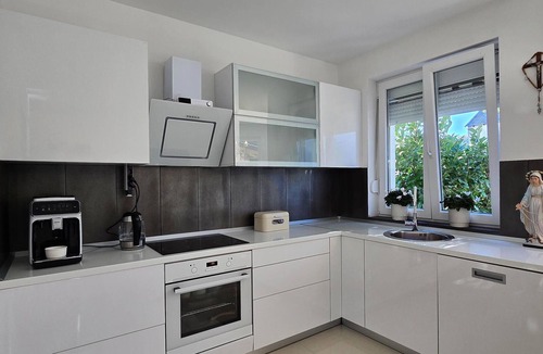 Zmijavci House | Stunning home in Zmijavci