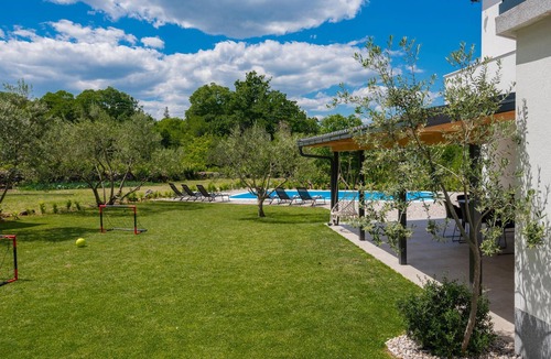 Zmijavci House | Stunning home in Zmijavci