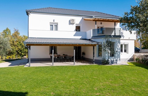 Zmijavci House | Stunning home in Zmijavci