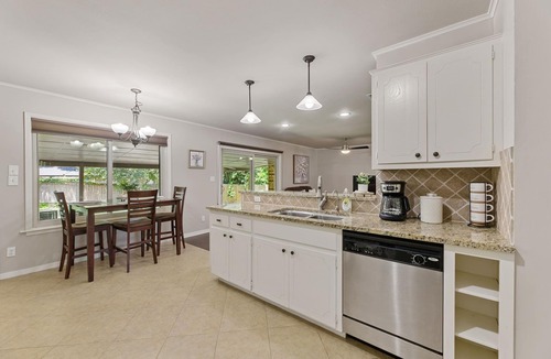 Scofield Farms House | Stunning home near Downtown Austin - Minutes from The Domain & Q2 Stadium