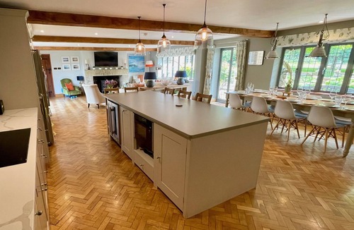 Storrington House | Stunning Home w/Tennis Court, Hot Tub, Huge Garden, 25 Mins to Beach