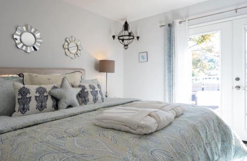 Lake Forest House | STUNNING HOME WITH SPA, FRONT AND BACK YARD, HUGE DECK, OUTSTANDING LOCATION