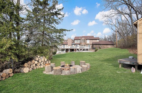 Bucyrus House | Stunning home woods 15 min to overlandpark
